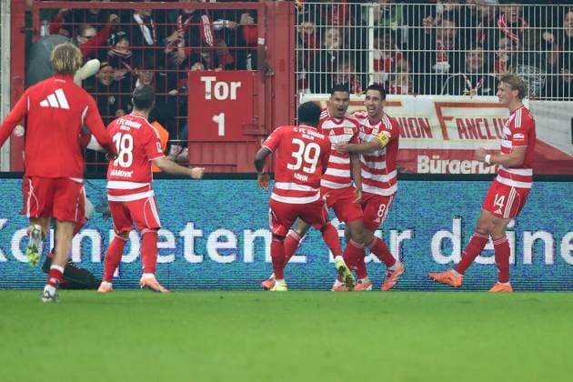 08 11 2025, xtgx, Fußball 1 Bundesliga, Union Berlin FC Bayern München v l Torjubel nach dem Tor zum celebrating the goal celebrate 2 1 durch Danilho Doekhi 1 FC Union Berlin DFL DFB REGULATIONS PROHIBIT ANY USE OF PHOTOGRAPHS as IMAGE SEQUENCES and or QUASI VIDEO Berlin