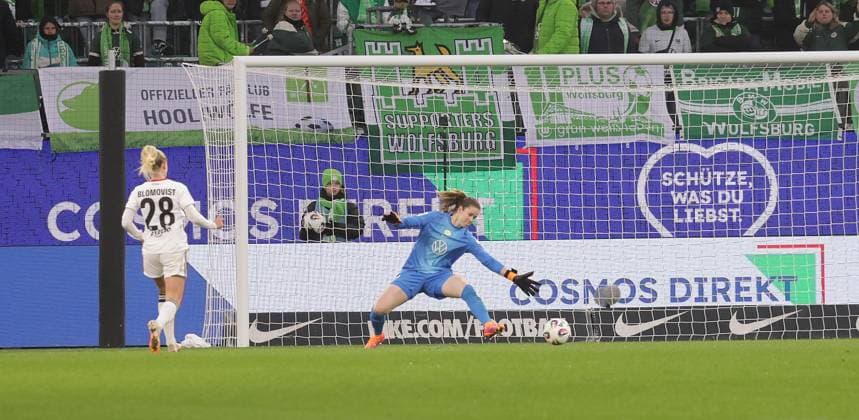 Here 28 Rebecka Blomqvist Eintracht Frankfurt scores the 1 3 against Stina Johannes VfL Wolfsburg Football, Women, Season 2025 2026, 1 League, Google Pixel Women Bundesliga, VfL Wolfsburg vs Eintracht Frankfurt, 2 3 DFL REGULATIONS PROHIBIT ANY USE OF PHOTOGRAPHS AS IMAGE SEQUENCES AND OR QUASI VIDEO