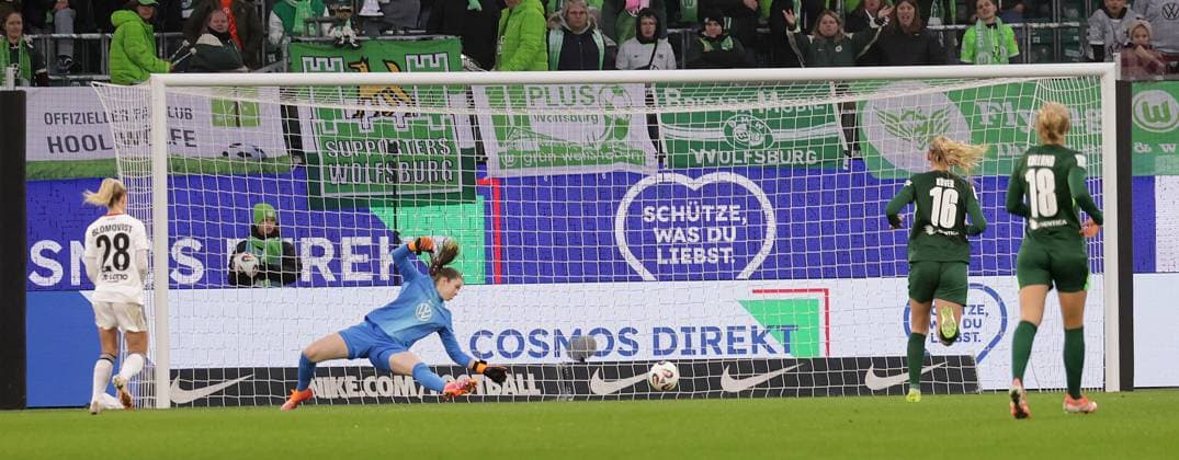 Here 28 Rebecka Blomqvist Eintracht Frankfurt scores the 1 3 against Stina Johannes VfL Wolfsburg Football, Women, Season 2025 2026, 1 League, Google Pixel Women Bundesliga, VfL Wolfsburg vs Eintracht Frankfurt, 2 3 DFL REGULATIONS PROHIBIT ANY USE OF PHOTOGRAPHS AS IMAGE SEQUENCES AND OR QUASI VIDEO