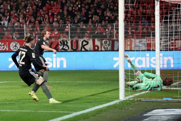 08 11 2025, xtgx, Fussball 1 Bundesliga, Union Berlin FC Bayern München v l Harry Kane FC Bayern Muenchen Torschuetze, erzielt das Tor, Treffer, scores the goal 2 2 DFL DFB REGULATIONS PROHIBIT ANY USE OF PHOTOGRAPHS as IMAGE SEQUENCES and or QUASI VIDEO Berlin