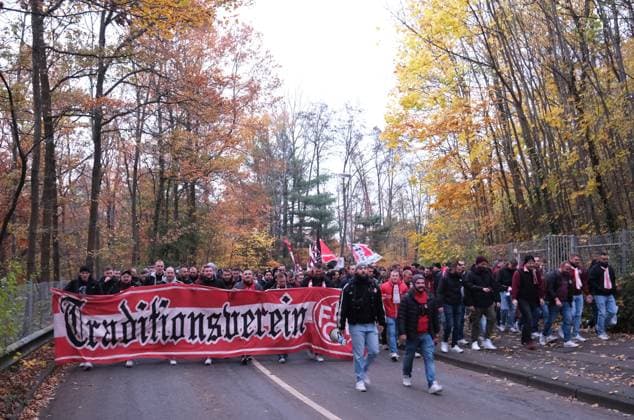 Soccer 2 Bundesliga Season 2025 26 1 FC Kaiserslautern 08 11 2025 Fritz Walter Stadion 1 FC Kaiserslautern fck Hertha BSC Berlin hertha fan march to the stadium 1 FC Kaiserslautern
