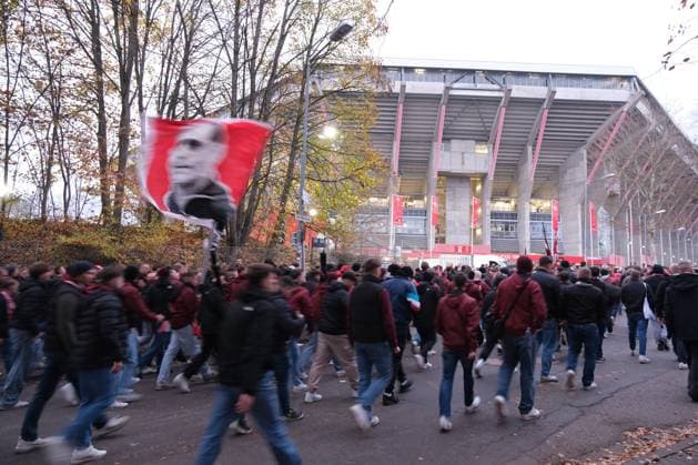 Soccer 2 Bundesliga Season 2025 26 1 FC Kaiserslautern 08 11 2025 Fritz Walter Stadion 1 FC Kaiserslautern fck Hertha BSC Berlin hertha fan march to the stadium 1 FC Kaiserslautern