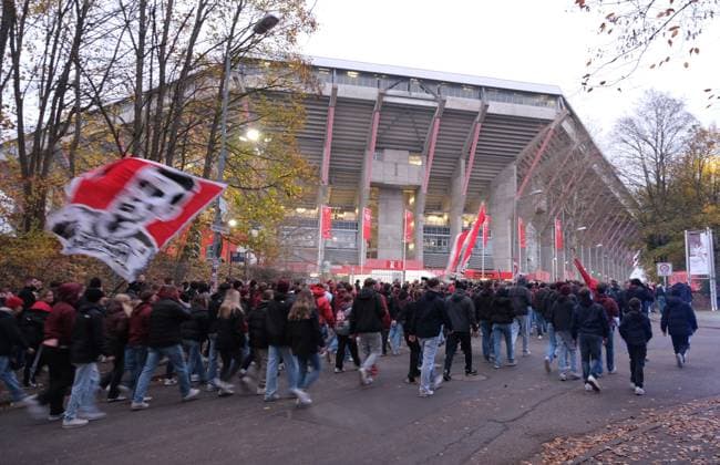 Soccer 2 Bundesliga Season 2025 26 1 FC Kaiserslautern 08 11 2025 Fritz Walter Stadion 1 FC Kaiserslautern fck Hertha BSC Berlin hertha fan march to the stadium 1 FC Kaiserslautern
