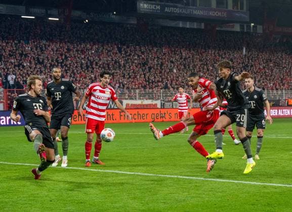 Soccer, Men, Season 2025 2026, 1 Bundesliga 10 Matchday , 1 FC Union Berlin FC Bayern Munich, v l Danilho Doekhi 3 v r 1 FC Union Goal to 2 1, Tom Bischof Bayern Munich , 08 11 2025, Copyright: xMatthiasxKochx