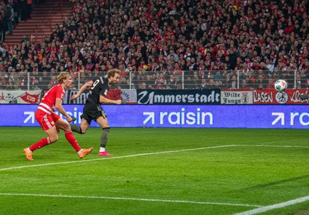 Soccer, Men, Season 2025 2026, 1 Bundesliga 10 Matchday , 1 FC Union Berlin FC Bayern Munich, Harry Kane Bayern Munich scores the goal to 2 2 against Leopold Querfeld 1 FC Union Berlin , 08 11 2025, Copyright: xSebastianxRäppold MatthiasxKochx