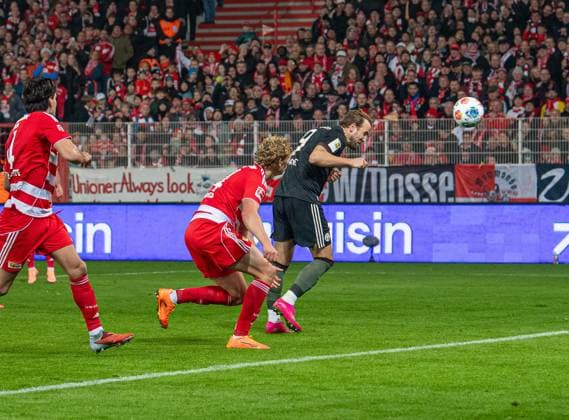 Soccer, Men, Season 2025 2026, 1 Bundesliga 10 Matchday , 1 FC Union Berlin FC Bayern Munich, Harry Kane Bayern Munich scores the goal to 2 2 against Leopold Querfeld 1 FC Union Berlin , 08 11 2025, Copyright: xSebastianxRäppold MatthiasxKochx
