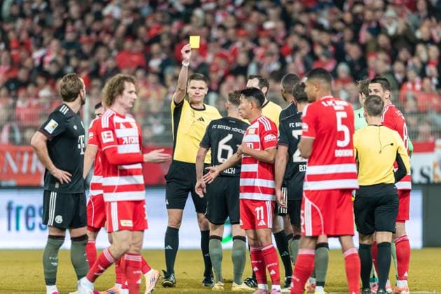 Schiedsrichter Dr. Florian Exner zeigt Joshua Kimmich (FC Bayern München) die gelbe Karte waehrend des spiels der Bundesliga zwischen 1. FC Union Berlin und FC Bayern München, Stadion An der Alten Försterei am 08. November 2025 in Berlin, Deutschland. (Foto von Mario Hommes DeFodi Images) +++ Schiedsrichter Dr. Florian Exner zeigt Joshua Kimmich (FC Bayern München) the yellow card during the Bundesliga match between 1. FC Union Berlin and FC Bayern München at Stadion An der Alten Försterei on November 8, 2025 in Berlin, Germany. (Photo by Mario Hommes DeFodi Images) DFL regulations prohibit any use of photographs as image sequences and or quasi-video. Referee Dr Florian Exner shows Joshua Kimmich FC Bayern München the yellow card during the Bundesliga match between 1 FC Union Berlin and FC Bayern München, Stadion An der Alten Försterei on November 08, 2025 in Berlin, Germany Photo by Mario Hommes DeFodi Images Referee Dr Florian Exner shows Joshua Kimmich FC Bayern München the yellow card during the Bundesliga match between 1 FC Union Berlin and FC Bayern München at Stadion An der Alten Försterei on November 8, 2025 in Berlin, Germany Photo by Mario Hommes DeFodi Images DFL regulations prohibit any use of photographs as image sequences and or quasi video