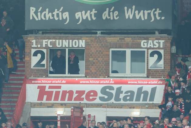 Auf der Anzeigetafel steht das 2:2-Unentschieden und damit die ersten zwei Punktverluste fuer den FC Bayern Muenchen, Bundesliga, 1. FC Union Berlin v FC Bayern München, Stadion An der Alten Försterei am 08. November 2025 in Berlin, Deutschland. (Foto von Marco Steinbrenner DeFodi Images) The scoreboard shows a 2-2 draw, meaning FC Bayern Munich have dropped their first two points of the season, Bundesliga, 1. FC Union Berlin v FC Bayern München, Stadion An der Alten Försterei, November 8, 2025 in Berlin, Germany. (Photo by Marco Steinbrenner DeFodi Images) DFL regulations prohibit any use of photographs as image sequences and or quasi-video. The scoreboard shows a 2 2 draw and thus the first two points dropped for FC Bayern Munich, Bundesliga, 1 FC Union Berlin v FC Bayern Munich, Stadion An der Alten Försterei, November 8, 2025 in Berlin, Germany Photo by Marco Steinbrenner DeFodi Images The scoreboard shows a 2 2 draw, meaning FC Bayern Munich have dropped their first two points of the season, Bundesliga, 1 FC Union Berlin v FC Bayern München, Stadion An der Alten Försterei, November 8, 2025 in Berlin, Germany Photo by Marco Steinbrenner DeFodi Images DFL regulations prohibit any use of photographs as image sequences and or quasi video