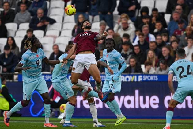 West Ham United v Burnley Premier League 08 11 2025. West Ham United midfielder Lucas Paqueta (10) heads the ball during the Premier League match between West Ham United and Burnley at the London Stadium, London, England on 8 November 2025. London London Stadium England Editorial use only DataCo restrictions apply See www.football-dataco.com , Copyright: xSimonxTraylenx PSI-23181-0016