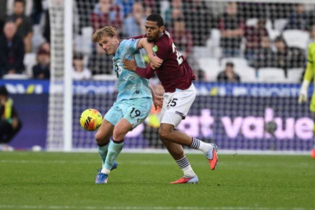West Ham United v Burnley Premier League 08 11 2025. Burnley forward Zian Flemming (19) and West Ham United defender Jean-Clair Todibo (25) battles for possession during the Premier League match between West Ham United and Burnley at the London Stadium, London, England on 8 November 2025. London London Stadium England Editorial use only DataCo restrictions apply See www.football-dataco.com , Copyright: xSimonxTraylenx PSI-23181-0023