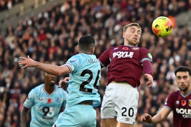 West Ham United v Burnley Premier League 08 11 2025. West Ham United forward Jarrod Bowen (20) heads the ball during the Premier League match between West Ham United and Burnley at the London Stadium, London, England on 8 November 2025. London London Stadium England Editorial use only DataCo restrictions apply See www.football-dataco.com , Copyright: xSimonxTraylenx PSI-23181-0015