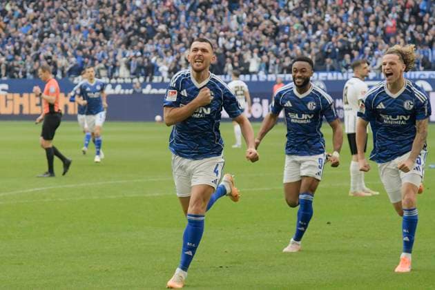 Hasan Kurucay Schalke 4 cheers after scoring 1 0 with Moussa Sylla Schalke 9 Mika Wallentowitz Schalke 35 08 11 2025 Soccer FC Schalke 04 vs SV Elversberg , Veltins Arena, Gelsenkirchen, DFB DFL REGULATIONS PROHIBIT ANY USE OF PHOTOGRAPHS AS IMAGE SEQUENCES AND OR QUASI VIDEO NRW Germany Copyright: xpepphotox xSaschaxWeizx pep00321, pep_20251108_hm_194680