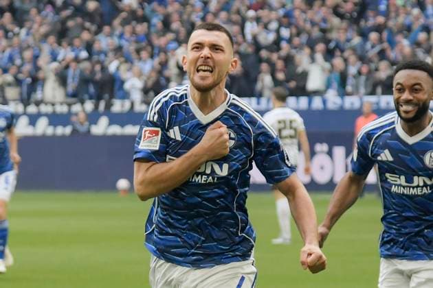 Hasan Kurucay Schalke 4 cheers after scoring 1 0 08 11 2025 Soccer FC Schalke 04 vs SV Elversberg , Veltins Arena, Gelsenkirchen, DFB DFL REGULATIONS PROHIBIT ANY USE OF PHOTOGRAPHS AS IMAGE SEQUENCES AND OR QUASI VIDEO NRW Germany Copyright: xpepphotox xSaschaxWeizx pep00321, pep_20251108_hm_194679