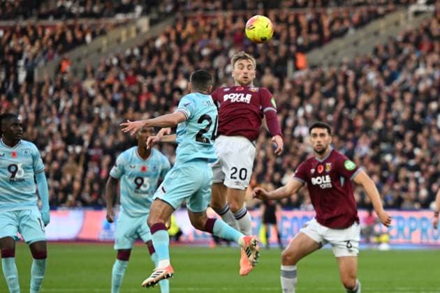 West Ham United v Burnley Premier League 08 11 2025. West Ham United forward Jarrod Bowen (20) heads the ball during the Premier League match between West Ham United and Burnley at the London Stadium, London, England on 8 November 2025. London London Stadium England Editorial use only DataCo restrictions apply See www.football-dataco.com , Copyright: xSimonxTraylenx PSI-23181-0014
