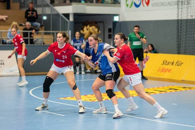 HSG Blomberg Lippe GER vs Valur Reykjavik ISL , Handball, EHF European League Women, Qualification Round 3, 08 11 2025, Season 2025 2026, Blomberg Maxi Muehlner HSG Blomberg Lippe, 10 center is defended by Mariam Eradze Valur Reykjavik, 24 and Hildur Bjoernsdottir Valur Reykjavik, 06 Blomberg Sporthalle an der Ulmenallee Germany