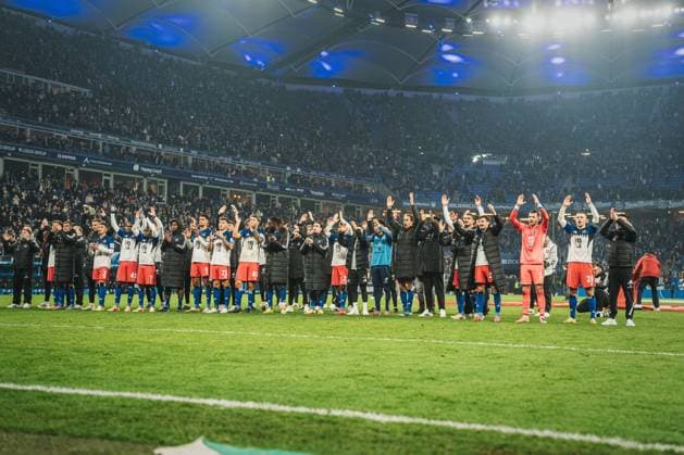 1 Bundesliga Hamburger SV vs Borussia Dortmund, 08 11 2025 HSV cheers to the Nordkurve after the match 1 Bundesliga, Matchday 10 Hamburger SV vs Borussia Dortmund on 08 11 2025 at Volksparkstadion, Hamburg DFL REGULATIONS PROHIBIT ANY USE OF PHOTOGRAPHS AS IMAGE SEQUENCES AND OR QUASI VIDEO Copyright: xBEAUTIFULxSPORTS Tonhäuserx
