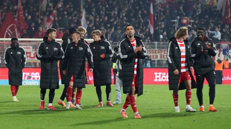 Union Mannschft at the lap of honor after the end of the match Sport Fußball Fußball Bundesliga Herren DFL 10 Spieltag Saison 2025 2026 08 11 2025 1 FC Union Berlin FCU vs FC Bayern München FCB DFL regulations prohibit any use of photographs as image sequences and or quasi video