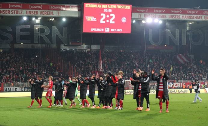 Union Mannschft at the lap of honor after the end of the match, scoreboard with final result 2 2 Sport Fußball Fußball Bundesliga Herren DFL 10 Spieltag Saison 2025 2026 08 11 2025 1 FC Union Berlin FCU vs FC Bayern München FCB DFL regulations prohibit any use of photographs as image sequences and or quasi video