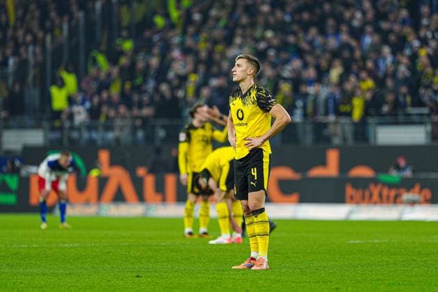 Nico Schlotterbeck Borussia Dortmund, 04 enttaeuscht enttaeuschung nach Unentschieden GER, Hamburger SV vs Borussia Dortmund, Football, 1 Bundesliga, Matchday 10, Season 2025 2026, 08 11 2025 DFL REGULATIONS PROHIBIT ANY USE OF PHOTOGRAPHS AS IMAGE SEQUENCES AND OR QUASI VIDEO GER, Hamburger SV vs Borussia Dortmund, Football, 1 Bundesliga, Matchday 10, Season 2025 2026, 08 11 2025 Hamburg Copyright: xEibner-Pressefoto MarcelxvonxFehrnx EP_MFN