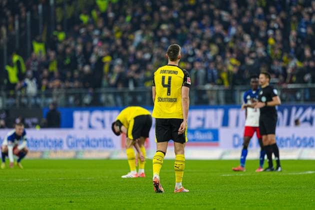 Nico Schlotterbeck Borussia Dortmund, 04 enttaeuscht enttaeuschung nach Unentschieden GER, Hamburger SV vs Borussia Dortmund, Football, 1 Bundesliga, Matchday 10, Season 2025 2026, 08 11 2025 DFL REGULATIONS PROHIBIT ANY USE OF PHOTOGRAPHS AS IMAGE SEQUENCES AND OR QUASI VIDEO GER, Hamburger SV vs Borussia Dortmund, Football, 1 Bundesliga, Matchday 10, Season 2025 2026, 08 11 2025 Hamburg Copyright: xEibner-Pressefoto MarcelxvonxFehrnx EP_MFN