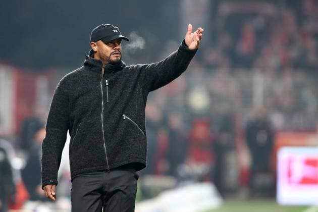 08 11 2025, xtgx, Fussball 1 Bundesliga, Union Berlin FC Bayern München v l Trainer head coach Vincent Kompany FC Bayern Muenchen gibt Anweisungen, gestikuliert, mit den Armen gestikulieren gives instructions, gesticulate DFL DFB REGULATIONS PROHIBIT ANY USE OF PHOTOGRAPHS as IMAGE SEQUENCES and or QUASI VIDEO Berlin