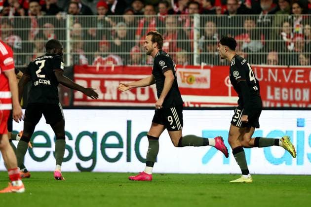08 11 2025, xtgx, Fußball 1 Bundesliga, Union Berlin FC Bayern München v l Torjubel nach dem Tor zum celebrating the goal celebrate 2 2 durch Harry Kane FC Bayern Muenchen Dayot Upamecano FC Bayern Muenchen DFL DFB REGULATIONS PROHIBIT ANY USE OF PHOTOGRAPHS as IMAGE SEQUENCES and or QUASI VIDEO Berlin