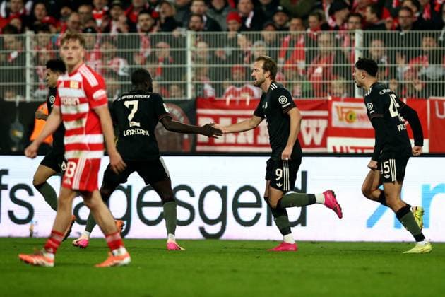 08 11 2025, xtgx, Fußball 1 Bundesliga, Union Berlin FC Bayern München v l Torjubel nach dem Tor zum celebrating the goal celebrate 2 2 durch Harry Kane FC Bayern Muenchen Dayot Upamecano FC Bayern Muenchen DFL DFB REGULATIONS PROHIBIT ANY USE OF PHOTOGRAPHS as IMAGE SEQUENCES and or QUASI VIDEO Berlin
