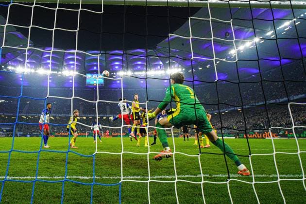 Goal to 1 1 by header Ransford Yeboah Koenigsdoerffer Hamburger SV, 11 , Gregor Kobel Borussia Dortmund, 01 , Remote Hintertorkamera GER, Hamburger SV vs Borussia Dortmund, Football, 1 Bundesliga, Matchday 10, Season 2025 2026, 08 11 2025 DFL REGULATES PROHIBIT ANY USE OF PHOTOGRAPHS AS IMAGE SEQUENCES AND OR QUASI VIDEO GER, Hamburger SV vs Borussia Dortmund, Football, 1 Bundesliga, Matchday 10, Season 2025 2026, 08 11 2025 Hamburg Copyright: xEibner-Pressefoto MarcelxvonxFehrnx EP_MFN