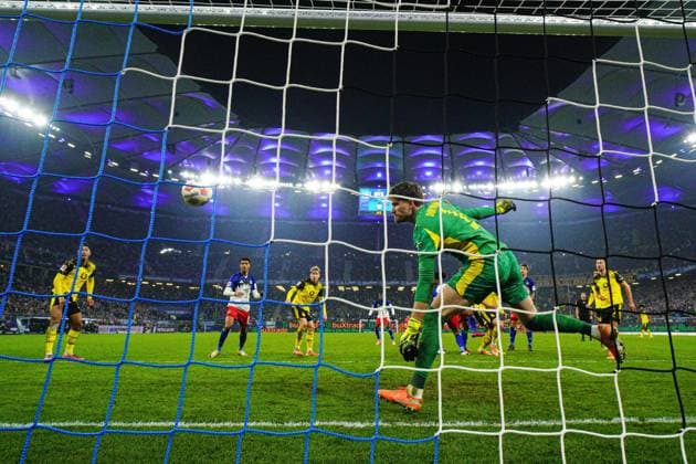Goal to 1 1 by header Ransford Yeboah Koenigsdoerffer Hamburger SV, 11 , Gregor Kobel Borussia Dortmund, 01 , Remote Hintertorkamera GER, Hamburger SV vs Borussia Dortmund, Football, 1 Bundesliga, Matchday 10, Season 2025 2026, 08 11 2025 DFL REGULATES PROHIBIT ANY USE OF PHOTOGRAPHS AS IMAGE SEQUENCES AND OR QUASI VIDEO GER, Hamburger SV vs Borussia Dortmund, Football, 1 Bundesliga, Matchday 10, Season 2025 2026, 08 11 2025 Hamburg Copyright: xEibner-Pressefoto MarcelxvonxFehrnx EP_MFN
