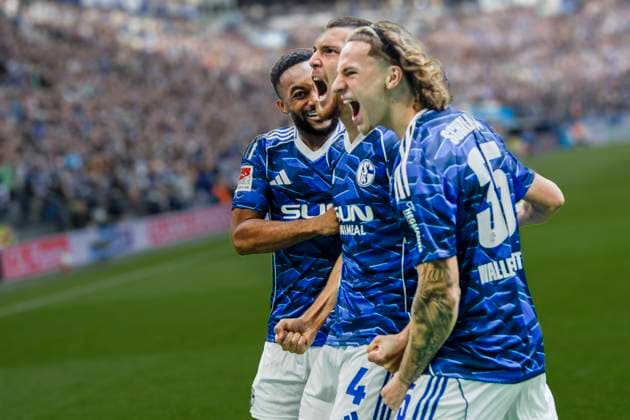 Hasan Kurucay Schalke 4 cheers after scoring 1 0 with Moussa Sylla Schalke 9 Mika Wallentowitz Schalke 35 08 11 2025 Soccer FC Schalke 04 vs SV Elversberg , Veltins Arena, Gelsenkirchen, DFB DFL REGULATIONS PROHIBIT ANY USE OF PHOTOGRAPHS AS IMAGE SEQUENCES AND OR QUASI VIDEO NRW Germany Copyright: xpepphotox xSaschaxWeizx pep00321, pep_20251108_hm_194683