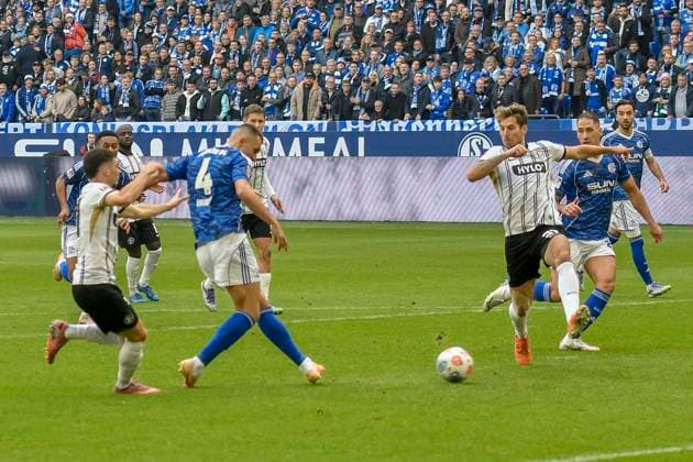 Hasan Kurucay Schalke 4 scores the goal to 1 0 08 11 2025 Soccer FC Schalke 04 vs SV Elversberg , Veltins Arena, Gelsenkirchen, DFB DFL REGULATIONS PROHIBIT ANY USE OF PHOTOGRAPHS AS IMAGE SEQUENCES AND OR QUASI VIDEO NRW Germany Copyright: xpepphotox xSaschaxWeizx pep00321, pep_20251108_hm_194686