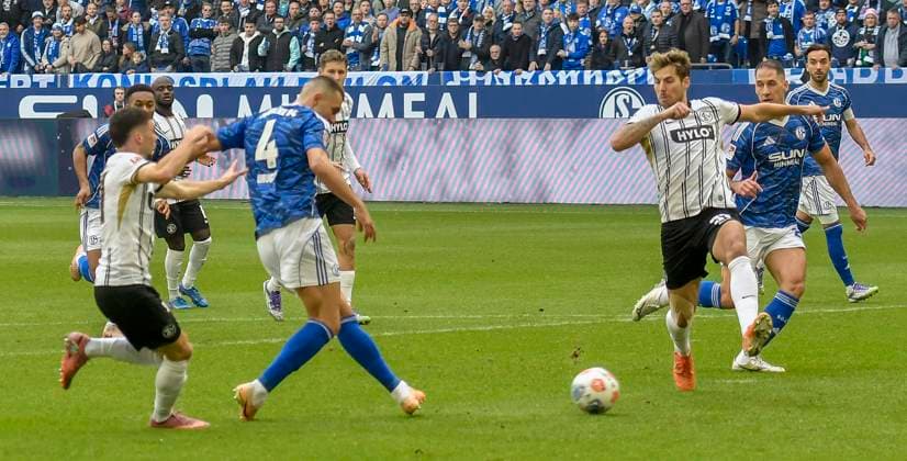 Hasan Kurucay Schalke 4 scores the goal to 1 0 08 11 2025 Soccer FC Schalke 04 vs SV Elversberg , Veltins Arena, Gelsenkirchen, DFB DFL REGULATIONS PROHIBIT ANY USE OF PHOTOGRAPHS AS IMAGE SEQUENCES AND OR QUASI VIDEO NRW Germany Copyright: xpepphotox xSaschaxWeizx pep00321, pep_20251108_hm_194685