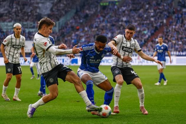 Moussa Sylla of Schalke 04 and Felix Keidel of SV Elversberg battle for the ball FC Schalke 04 v SV Elversberg, 2. Bundesliga, FC Schalke 04 v SV Elversberg, Veltins-Arena, November 8, 2025, Gelsenkirchen, Germany.