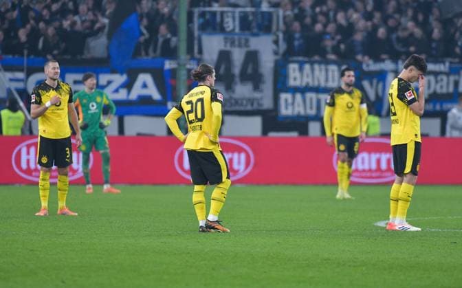 08 11 2025, xblx, Fussball 1 Bundesliga, Hamburger SV Borussia Dortmund v l Dortmund enttaeuscht, enttaeuscht schauend, dissapointed, Enttäuschung, Enttaeuschung nach dem Tor zum 1 1, Waldemar Anton Borussia Dortmund , Gregor Kobel Borussia Dortmund , Marcel Sabitzer Borussia Dortmund , Emre Can Borussia Dortmund , Aaron Anselmino Borussia Dortmund DFL DFB REGULATIONS PROHIBIT ANY USE OF PHOTOGRAPHS as IMAGE SEQUENCES and or QUASI VIDEO Hamburg