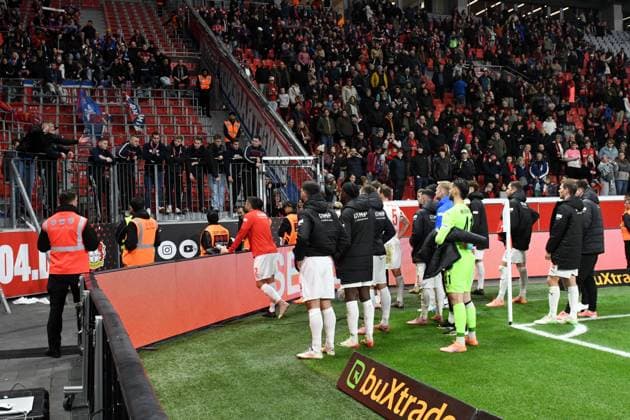 The accompanying Heidenheim fans confront the team after the end of the match GER, Bayer 04 Leverkusen vs 1 FC Heidenheim, Football, Bundesliga, Matchday 10, Season 2025 2026, 08 11 2025 DFL REGULATIONS PROHIBIT ANY USE OF PHOTOGRAPHS AS IMAGE SEQUENCES AND OR QUASI VIDEO GER, Bayer 04 Leverkusen vs 1 FC Heidenheim, Football, Bundesliga, Matchday 10, Season 2025 2026, 08 11 2025 Leverkusen Copyright: xEibner-Pressefoto ThomasxThienelx EP_TTL