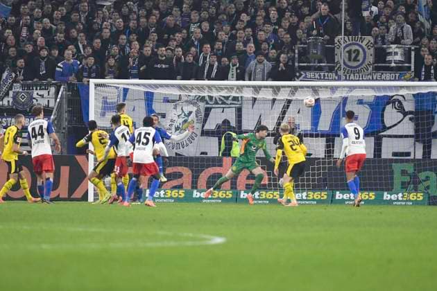 GER 1 FBL,, Hamburger SV vs Borussia Dortmund 08 11 2025, Volksparkstadion, Hamburg, GER 1 FBL, Hamburger SV vs Borussia Dortmund in the picture Ransford Yeboah Koenigsdoerffer Königsdörffer Hamburg 11 shoots the goal to 1 1 for Hamburg past goalkeeper Gregor Kobel Dortmund 01 nordphotoxGmbH xWitke nph00002