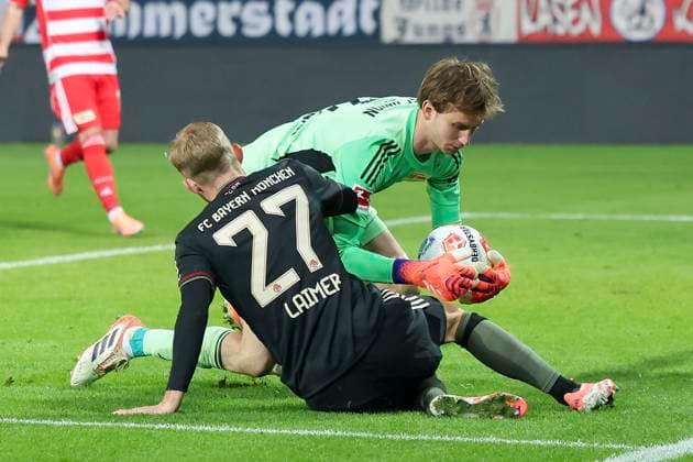Torhueter Frederik Roennow (1. FC Union Berlin)ä und Konrad Laimer (FC Bayern Muenchen) kaempfen um den Ball, Bundesliga, 1. FC Union Berlin v FC Bayern München, Stadion An der Alten Försterei am 08. November 2025 in Berlin, Deutschland. (Foto von Marco Steinbrenner DeFodi Images) Torhueter Frederik Roennow (1. FC Union Berlin)ä und Konrad Laimer (FC Bayern Muenchen) battle for the ball, Bundesliga, 1. FC Union Berlin v FC Bayern München, Stadion An der Alten Försterei, November 8, 2025 in Berlin, Germany. (Photo by Marco Steinbrenner DeFodi Images) DFL regulations prohibit any use of photographs as image sequences and or quasi-video. Goalkeeper Frederik Roennow 1 FC Union Berlin ä and Konrad Laimer FC Bayern Muenchen battle for the ball, Bundesliga, 1 FC Union Berlin v FC Bayern München, Stadion An der Alten Försterei, November 8, 2025 in Berlin, Germany Photo by Marco Steinbrenner DeFodi Images Goalkeeper Frederik Roennow 1 FC Union Berlin ä and Konrad Laimer FC Bayern Muenchen battle for the ball, Bundesliga, 1 FC Union Berlin v FC Bayern München, Stadion An der Alten Försterei, November 8, 2025 in Berlin, Germany Photo by Marco Steinbrenner DeFodi Images DFL regulations prohibit any use of photographs as image sequences and or quasi video