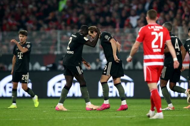 08 11 2025, xtgx, Fußball 1 Bundesliga, Union Berlin FC Bayern München v l Torjubel nach dem Tor zum celebrating the goal celebrate 2 2 durch Harry Kane FC Bayern Muenchen Dayot Upamecano FC Bayern Muenchen DFL DFB REGULATIONS PROHIBIT ANY USE OF PHOTOGRAPHS as IMAGE SEQUENCES and or QUASI VIDEO Berlin