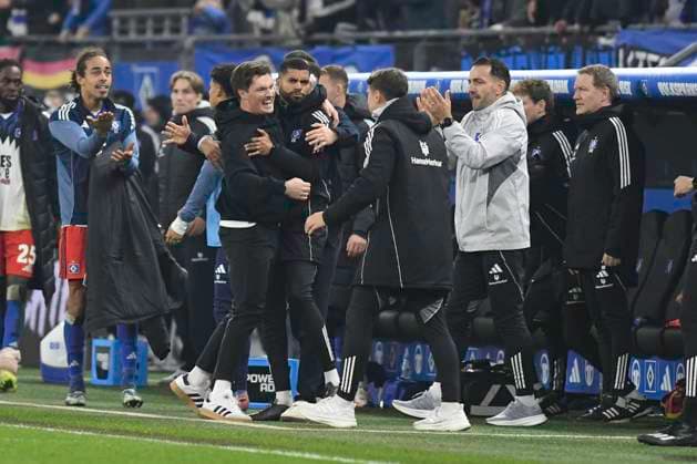 GER 1 FBL,, Hamburger SV vs Borussia Dortmund 08 11 2025, Volksparkstadion, Hamburg, GER 1 FBL, Hamburger SV vs Borussia Dortmund in the picture Coach Merlin Polzin Hamburg cheers with the team about the equalizer and the 1 1 at the end of the match nordphotoxGmbH xWitke nph00002