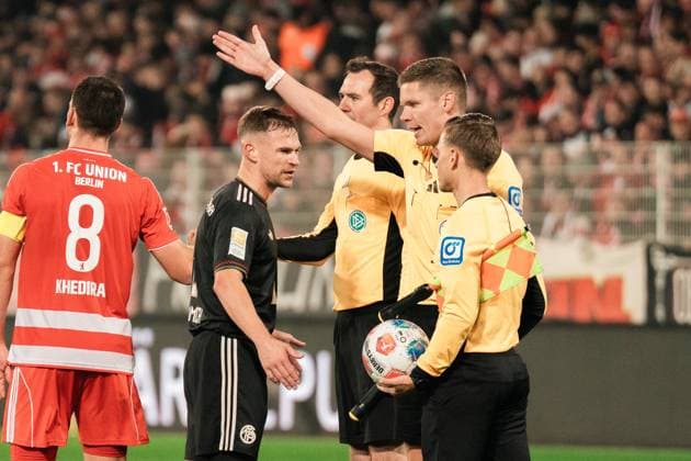 Germany, Soccer, 1 Bundesliga 2025 26, 10 Matchday 1 FC Union Berlin vs FC Bayern Munich Stadion an der alten Försterei Berlin Joshua Kimmich Bayern, 6 vs Referee Copyright: xJamesxZabelx