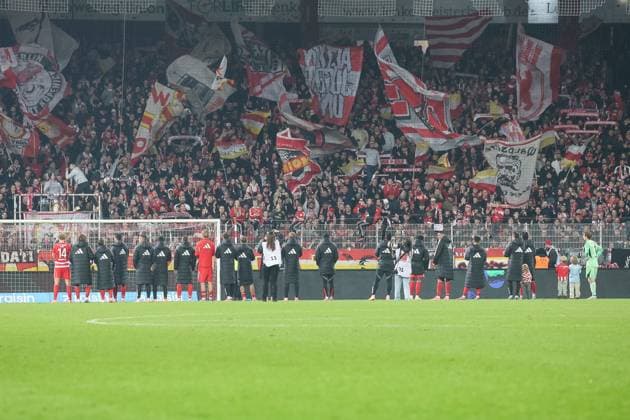 The Union Berlin team with the fans after the match, GER, 1 FC Union Berlin vs FC Bayern Muenchen, Football, Bundesliga, Matchday 10, Season 2025 2026, 08 11 2025, DFL DFB REGULATIONS PROHIBIT ANY USE OF PHOTOGRAPHS as IMAGE SEQUENCES and or QUASI VIDEO, GER, 1 FC Union Berlin vs FC Bayern Muenchen, Football, Bundesliga, Matchday 10, Season 2025 2026, 08 11 2025 Berlin Copyright: xEibner-Pressefoto JennixMaulx EP_JML