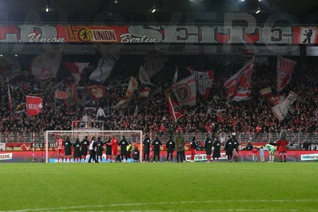 08 11 2025, xtgx, Soccer 1 Bundesliga, Union Berlin FC Bayern Munich v l Fans, Spectators, Visitors, Flags, Jerseys, Mood, Scarves, Union Berlin celebrate your team DFL DFB REGULATIONS PROHIBIT ANY USE OF PHOTOGRAPHS as IMAGE SEQUENCES and or QUASI VIDEO Berlin