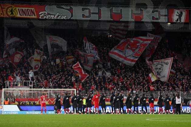 08 11 2025, xtgx, Soccer 1 Bundesliga, Union Berlin FC Bayern Munich v l Fans, Spectators, Visitors, Flags, Jerseys, Mood, Scarves, Union Berlin celebrate your team DFL DFB REGULATIONS PROHIBIT ANY USE OF PHOTOGRAPHS as IMAGE SEQUENCES and or QUASI VIDEO Berlin