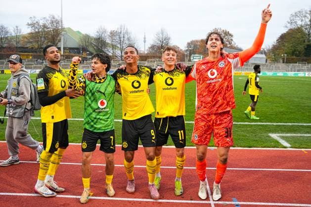 08 11 2025, xydrx, Football, Regionalliga West, Borussia Dortmund II FC Schalke 04 II, Season 2025 2026, Stadion Rote Erde Drakas Babis Charalampos Borussia Dortmund II 7 Bennedikt Wuestenhagen Borussia Dortmund II 9 Arne Wessels Borussia Dortmund II 11 Silas Ostrzinski Borussia Dortmund II 31 celebrate the 4 1 victory North Rhine-Westphalia Germany