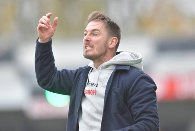 08 11 2025, GER, Soccer, 3 Liga, Season 2025 2026, 14 Matchday, Sportclub Arena, Verl SC Verl FC Erzgebirge Aue 1 1 Tobias Strobl Coach SC Verl , Action, Single Image, Cross, Facial expression, Gesture, Coach, Coach