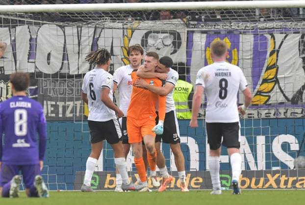 08 11 2025, GER, Soccer, 3 League, Season 2025 2026, Matchday 14, Sportclub Arena, Verl SC Verl FC Erzgebirge Aue 1 1 Joshua Eze, Fynn Otto and Oualid Mhamdi all SC Verl, v L celebrate keeper Philipp Schulze SC Verl after a save, Action, Single image, Cross, Facial expression, Gesture, Goalkeeper, Goalkeeper, Keeper