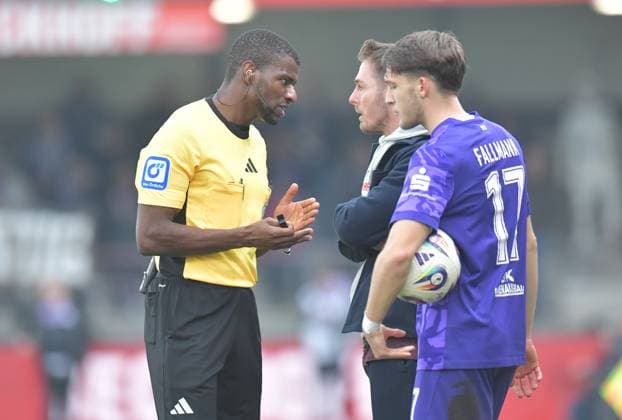 08 11 2025, GER, Soccer, 3 Liga, Season 2025 2026, Matchday 14, Sportclub Arena, Verl SC Verl FC Erzgebirge Aue 1 1 Tobias Strobl Coach SC Verl, right with referee Assad Nouhoum, action, single picture, cross, facial expression, gesture, coach, coach