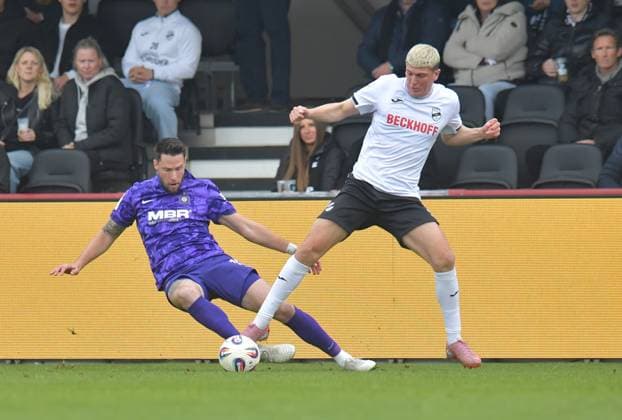 08 11 2025, GER, Soccer, 3 Liga, Season 2025 2026, Matchday 14, Sportclub Arena, Verl SC Verl FC Erzgebirge Aue 1 1 Alessio Besio SC Verl, right against Ryan Malone FC Erzgebirge Aue , action, duel, duel