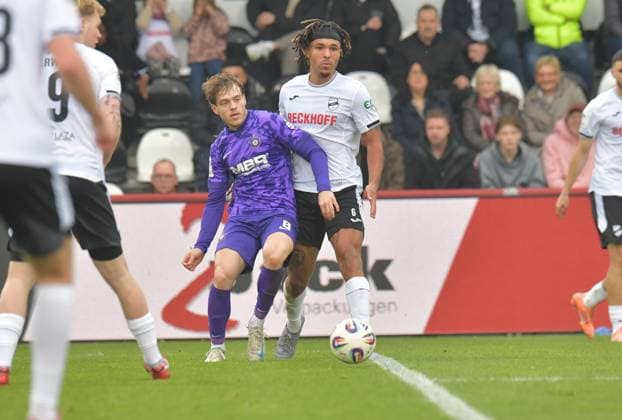 08 11 2025, GER, Soccer, 3 League, Season 2025 2026, Matchday 14, Sportclub Arena, Verl SC Verl FC Erzgebirge Aue 1 1 Joshua Eze SC Verl, right against Mika Clausen FC Erzgebirge Aue , action, duel, duel