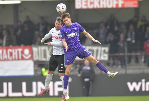 08 11 2025, GER, Soccer, 3 League, Season 2025 2026, Matchday 14, Sportclub Arena, Verl SC Verl FC Erzgebirge Aue 1 1 Niko Kijewski SC Verl, left against Pascal Armando Fallmann FC Erzgebirge Aue , action, duel, duel, header
